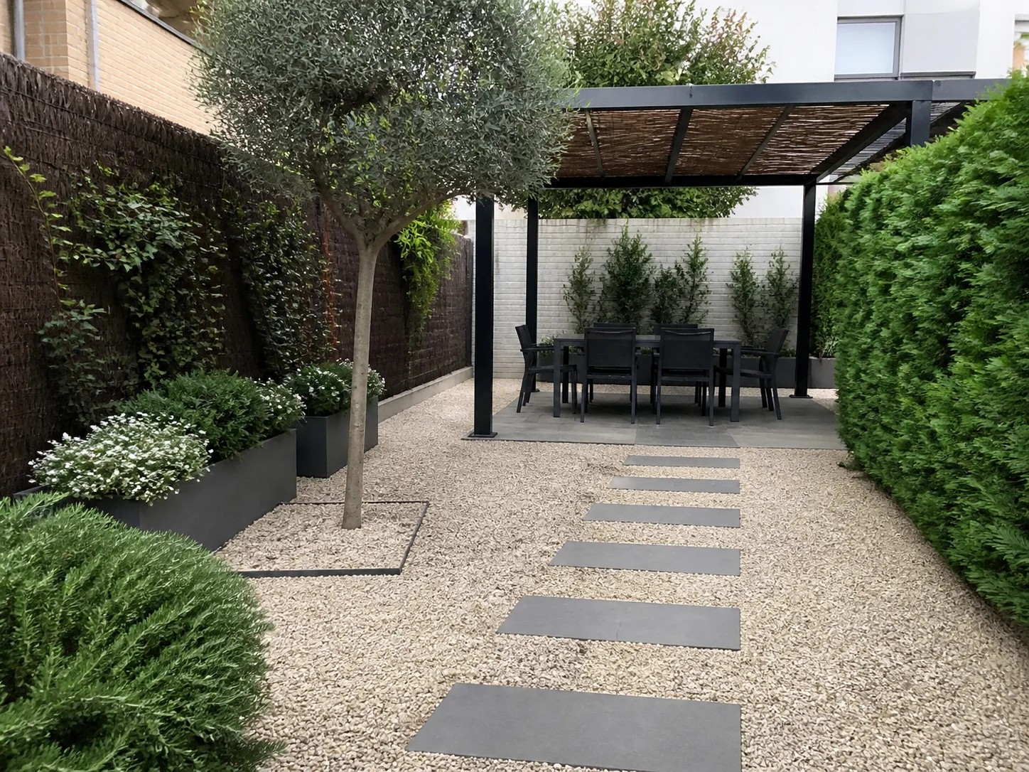 Terraza verde y exterior residencial en Madrid
